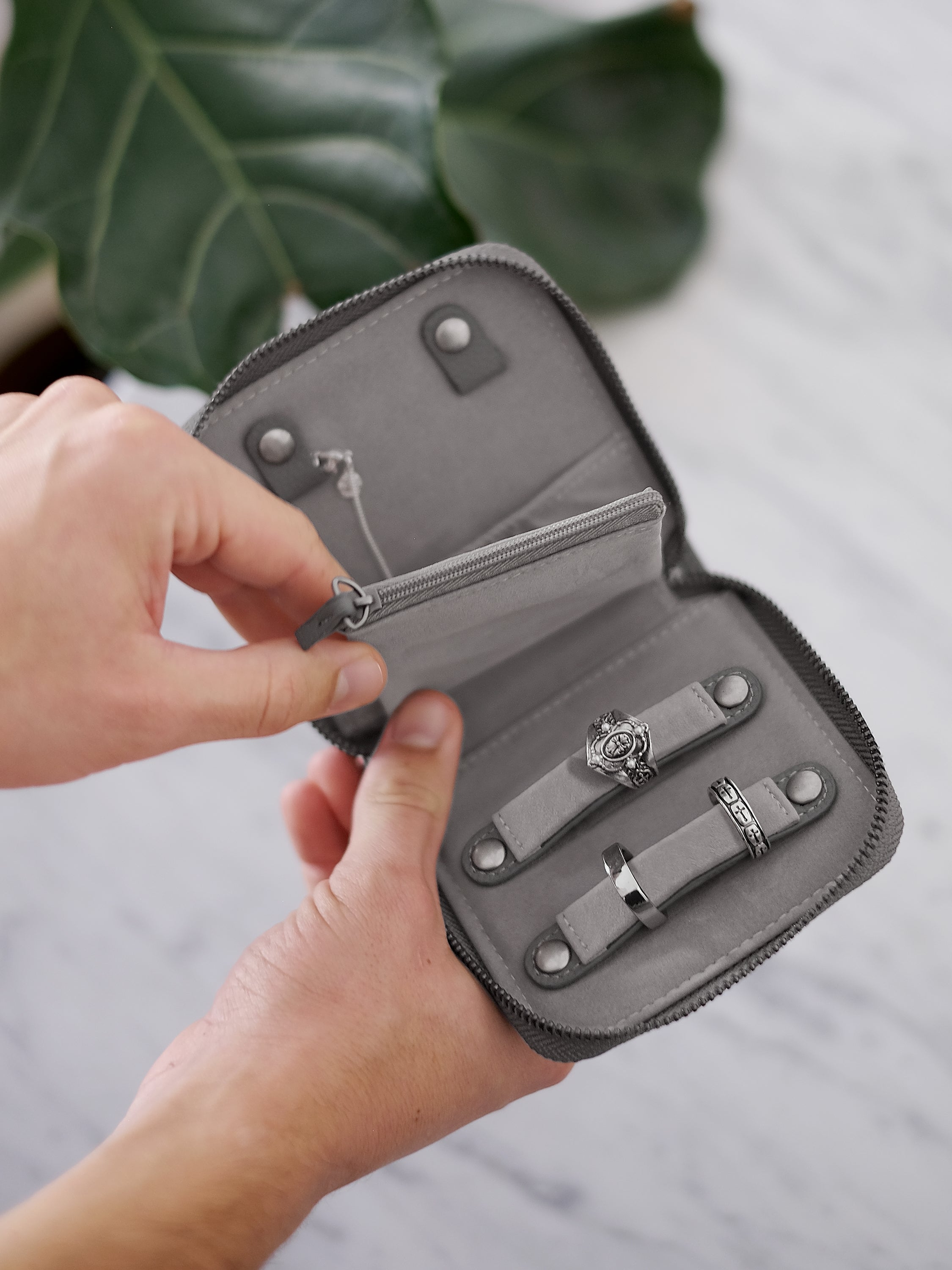 Stackers Rouleau à bijoux compact gris foncé